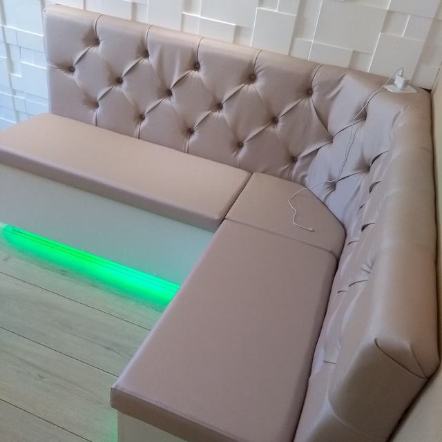 Banco alemão capitonê bege com fita de LED verde na base